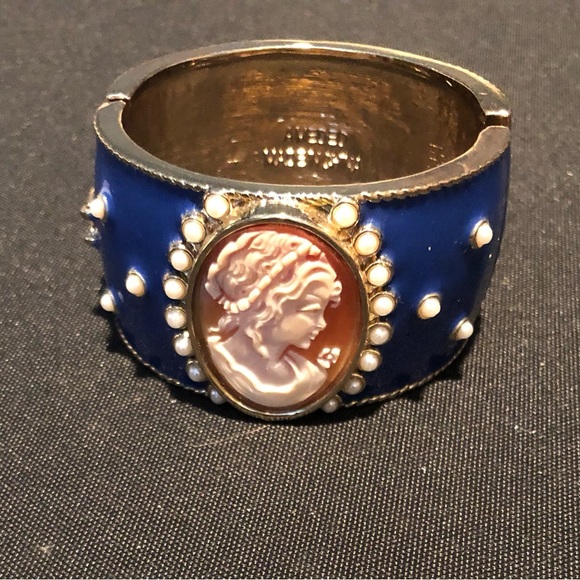 Jewelry - Cameo bracelet